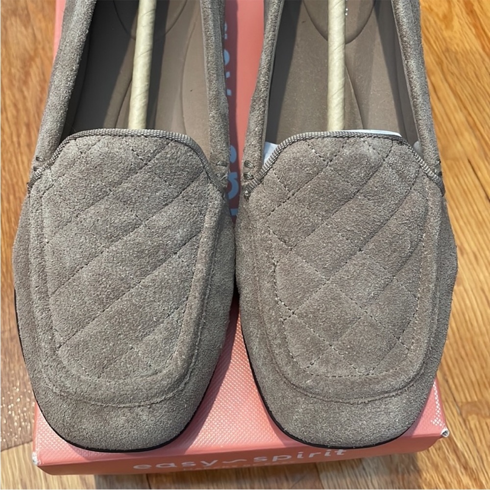 Easy Spirit Womens Loafers 7M Wynter
Medium Natural
Suede Leather Comfort - Picture 8 of 8